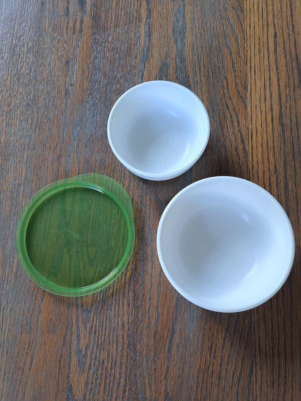Oxo Slip Resistant Bowls with Green Plastic Lidfor Toddlers - Set